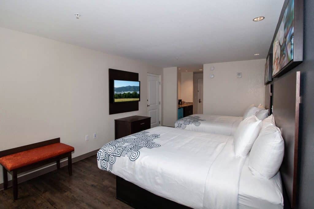 Two Queens Deluxe double bed pigeon forge hotel room