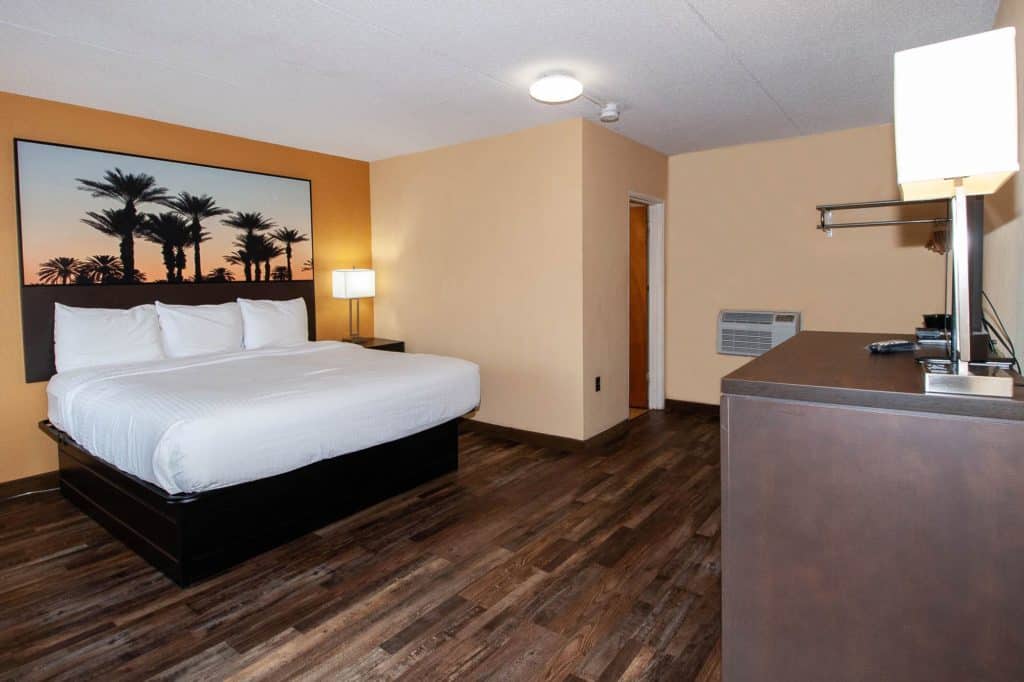 One Queen Room king room pigeon forge hotel