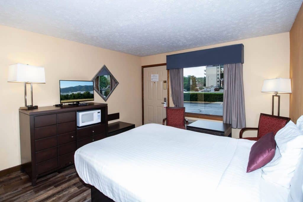 One Queen Room pigeon forge hotel room