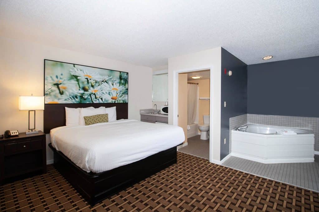 Honeymoon Suite with Jet Tub