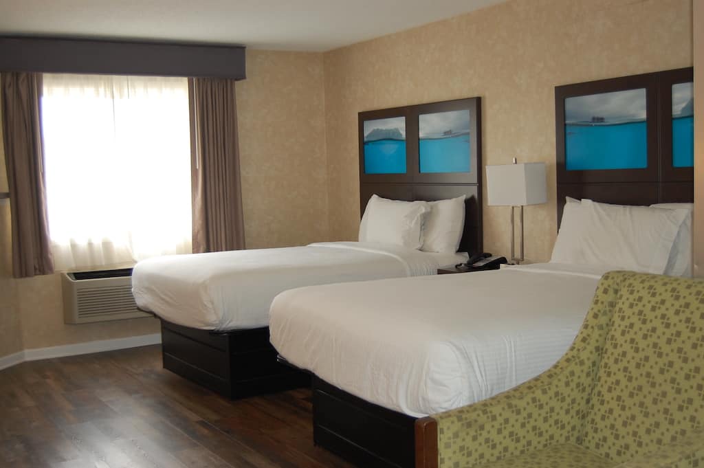 Two Queen spa tub (7) double bed room fireplace