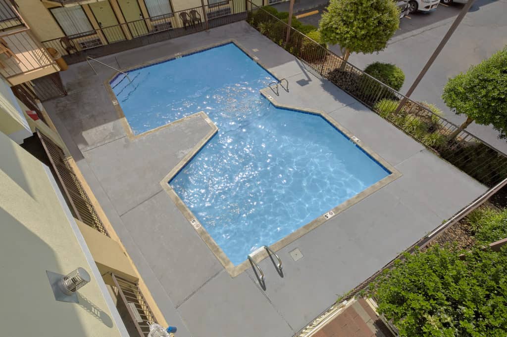 outdoor pool at pigeon forge hotel
