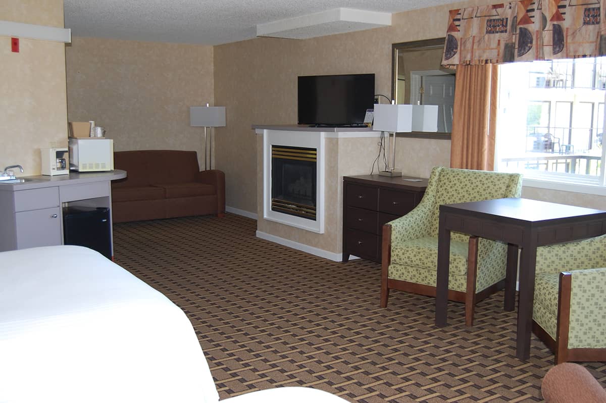 Two Queen Suite with Jacuzzi & Fireplace Vacation Lodge Hotel Pigeon