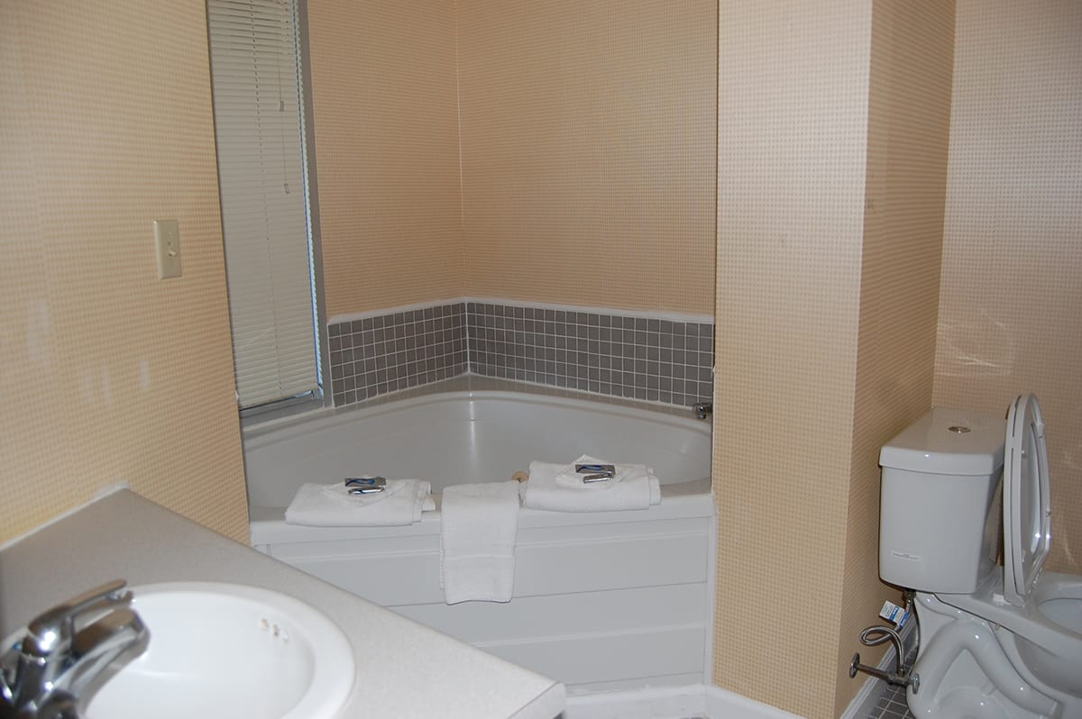 Two Queen Suite with Jacuzzi & Fireplace Vacation Lodge Hotel Pigeon TN