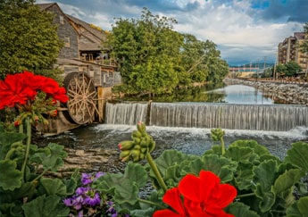 Located on the Parkway in Pigeon Forge near attractions such as The Old Mill