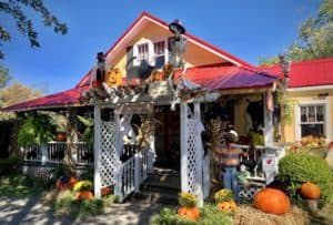 smoky mountain cat house in pigeon forge decorated for fall